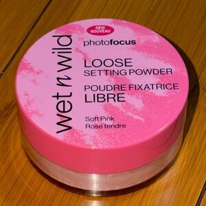 Wet n Wild PhotoFocus Loose Setting Powder in Soft Pink with Brush and Puff